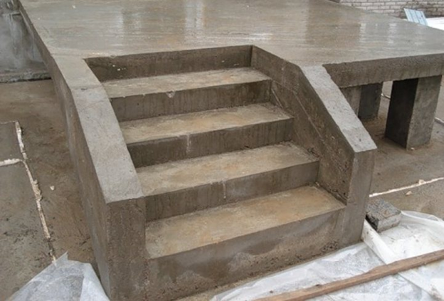Лестница из бетона на крыльцо – варианты устройства